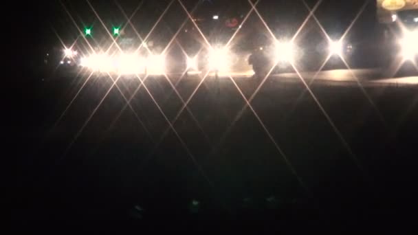 Luces borrosas del tráfico de la ciudad por la noche — Vídeo de stock