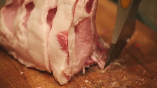 El hombre corta carne con un hacha . — Vídeos de Stock