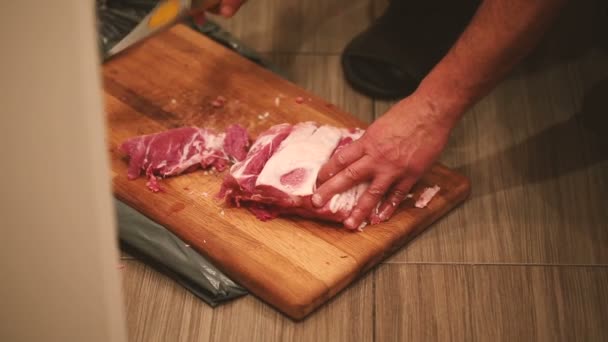 Мужчина режет мясо топором . — стоковое видео