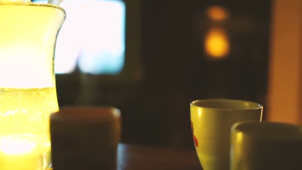 Гарячі чашки чаю на столі з різнокольоровим кальяном . — стокове відео