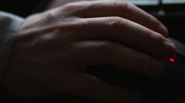 Mans Hand Bilgisayar Fare Kullanıyor.