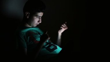 Dijital tablet bilgisayar kullanan genç adam.