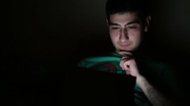 Dijital tablet bilgisayar kullanan genç adam.