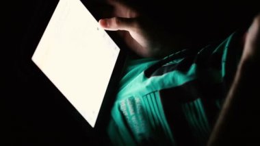 Dijital tablet bilgisayar kullanan genç adam.