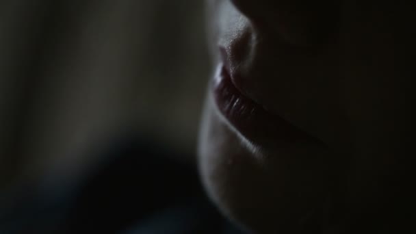 아름 다운 섹시 한 젊은 여자 입술. — 비디오