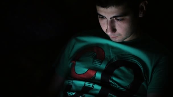 Mladý muž pomocí digitálních tabletový počítač. — Stock video