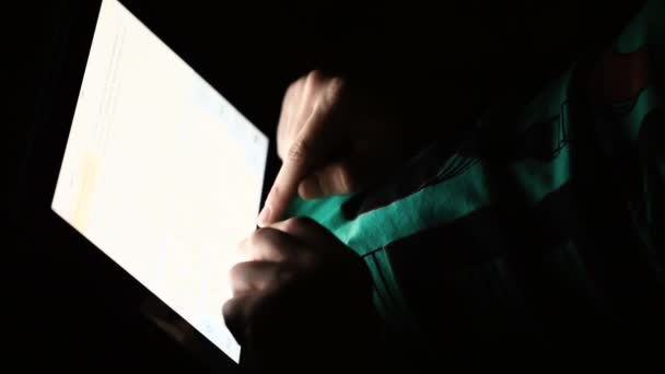 Νεαρός άνδρας χρησιμοποιώντας ψηφιακή δισκίο υπολογιστή. — Αρχείο Βίντεο