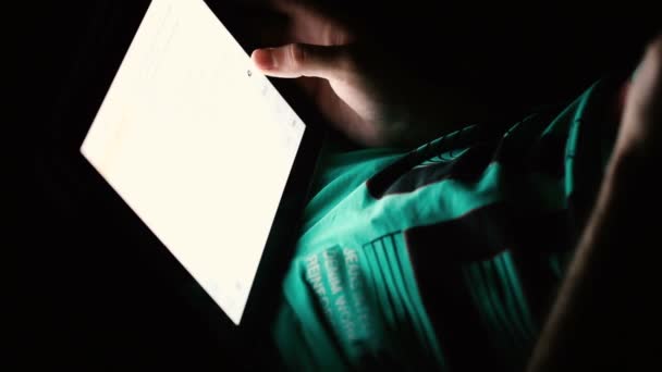 Young man using digital tablet computer. — Stock Video