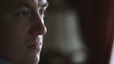 Güzel genç adam profili.