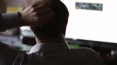 Genç adam bilgisayar arka görünümü çalışma.