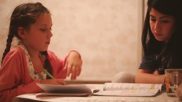 Little girl is doing her homework. — Stock Video