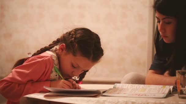 Meisje doet haar huiswerk. — Stockvideo
