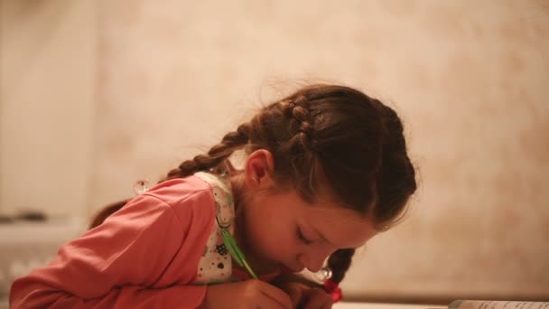 Malá holčička dělá její domácí úkoly. — Stock video