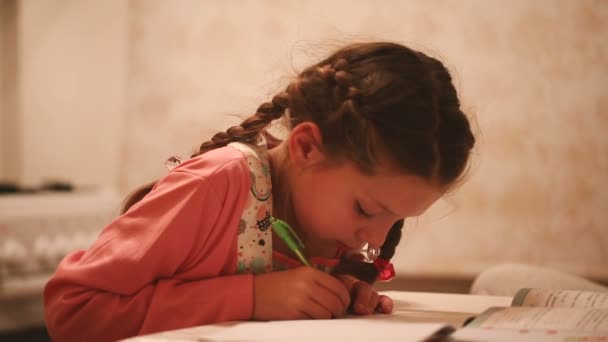 La niña está haciendo su tarea. . — Vídeo de stock