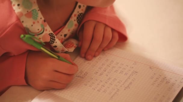 Девочка делает уроки. — стоковое видео