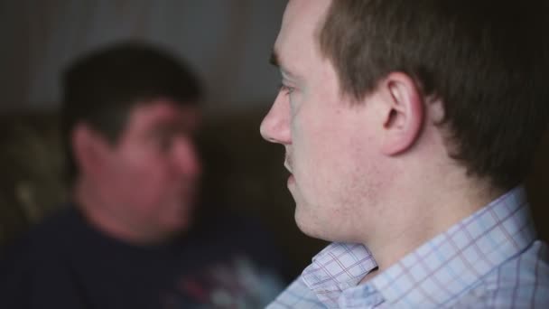 İki adam konuşurken yüzler. — Stok video