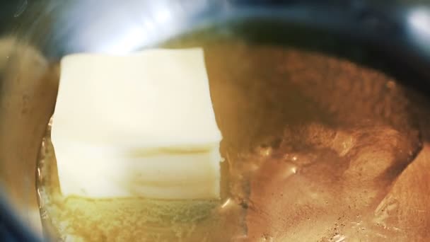 Pieza de mantequilla que se derrite en una sartén . — Vídeos de Stock