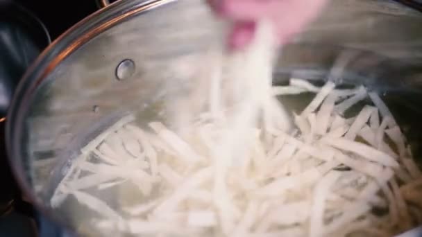 Chef agrega repollo picado en agua caliente . — Vídeo de stock