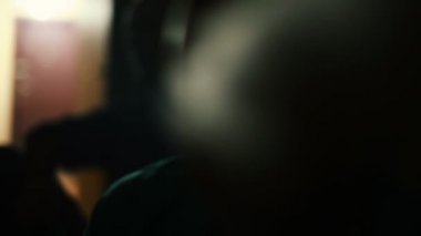 Doğrudan kameraya exhales genç adam.