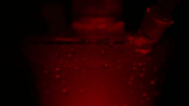 Arkadan aydınlatmalı bardak portakal ile dolu ile duman nargile.