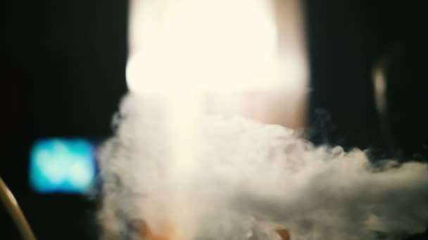Rauch einer Wasserpfeife im dunklen Raum. — Stockvideo