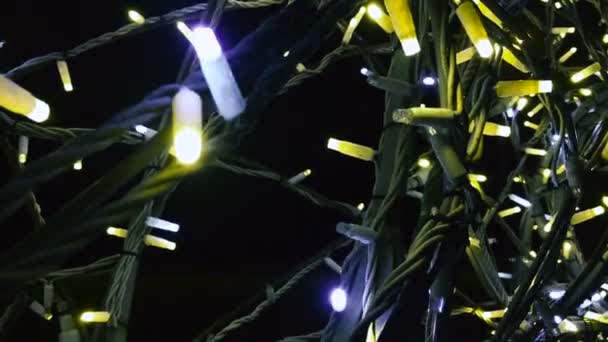 Luz amarela e azul de uma lâmpada de guirlanda . — Vídeo de Stock