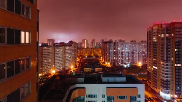 Lumières clignotant dans les fenêtres de la grande maison de ville . — Video