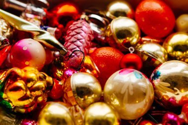 Birçok güzel Noel ve yeni yıl köknar ağacı dekorasyon renkli oyuncaklar.