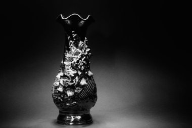 Tasarım vazo siyah bir zemin üzerine kapatmak yukarıya fotoğraf.