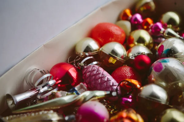 Sok szép karácsonyi vagy újévi fenyő fa dekoráció színes játék. — Stock Fotó