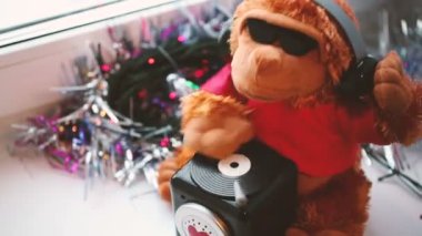 Maymun hareketli dj yumuşak oyuncak yakın çekim.