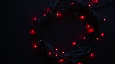 Noel lamba garland hareket siyah bir zemin üzerine.
