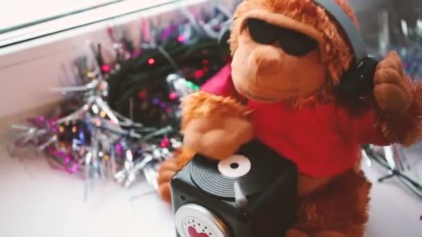 Monkey dj mjuk leksak röra nära. — Stockvideo