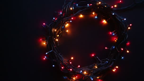 Christmas lamp garland beweging op een zwarte achtergrond. — Stockvideo