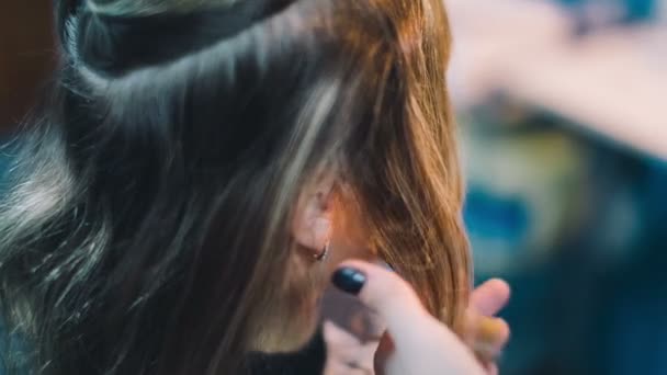 Перукар вирівнює волосся клієнта . — стокове відео
