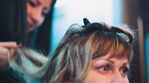 Coiffeur redresse les cheveux du client . — Video