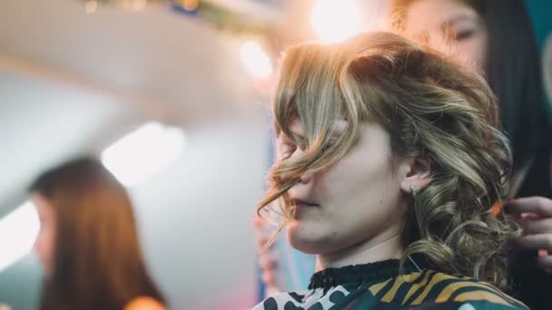 Peluquería rocía laca para el cabello y corrige el cliente de peinado . — Vídeos de Stock