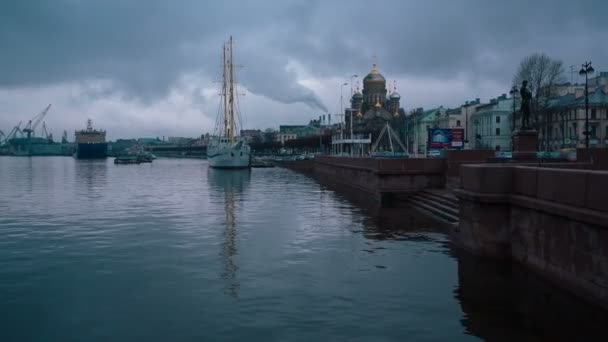 Paisaje de un San Petersburgo con río Neva . — Vídeos de Stock
