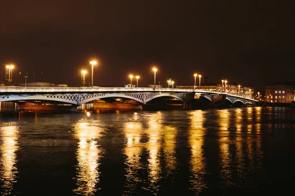 夜ロシアのサンクトペテルブルクの宮殿橋. — ストック写真