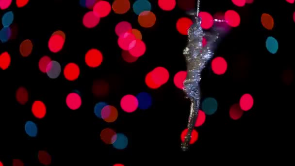 Schlüsselanhänger Ballerina schwingt auf einer Kette auf dem Hintergrund der schönen Bokeh. — Stockvideo