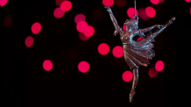 Schlüsselanhänger Ballerina schwingt auf einer Kette auf dem Hintergrund der schönen Bokeh. — Stockvideo