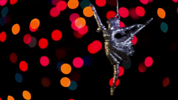 Porte-clés ballerine balançant sur une chaîne sur le fond de beau bokeh . — Video