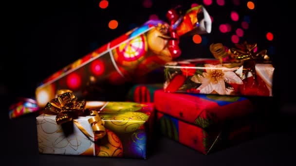 Belos presentes de Natal coloridos fechar . — Vídeo de Stock