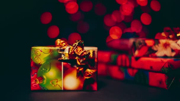 Hermosos regalos de Navidad coloridos de cerca . — Vídeos de Stock