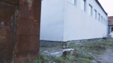 Güzel kız kamera döner ve o durur ve bir yere görünüyor.