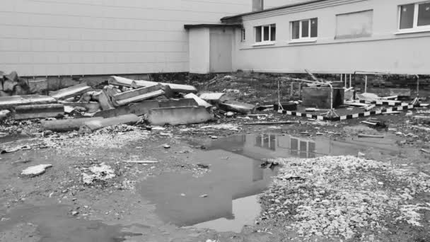 Debris in front of a new white building. — Stock Video