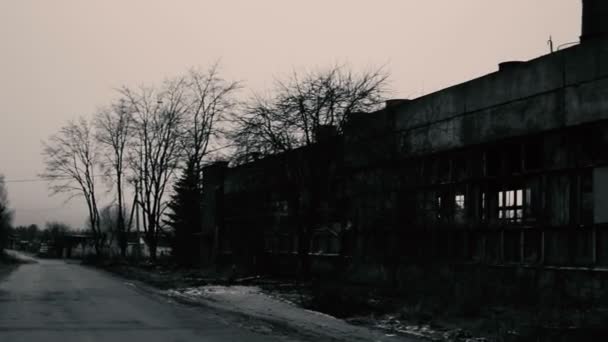 Zerstörte Lagerhalle von außen. — Stockvideo