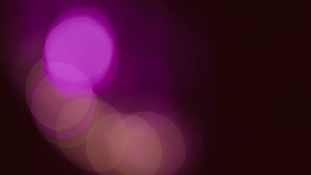 Lumières bokeh colorées se déplaçant sur un fond noir .