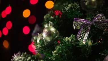 Bir Noel ağacı üzerinde düşen kar taklit.