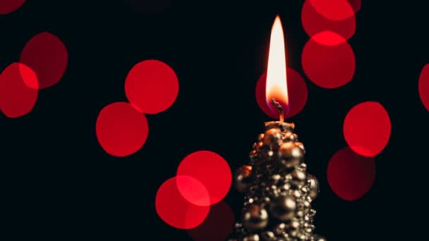 Candela di Natale che brucia su uno sfondo bokeh . — Video Stock